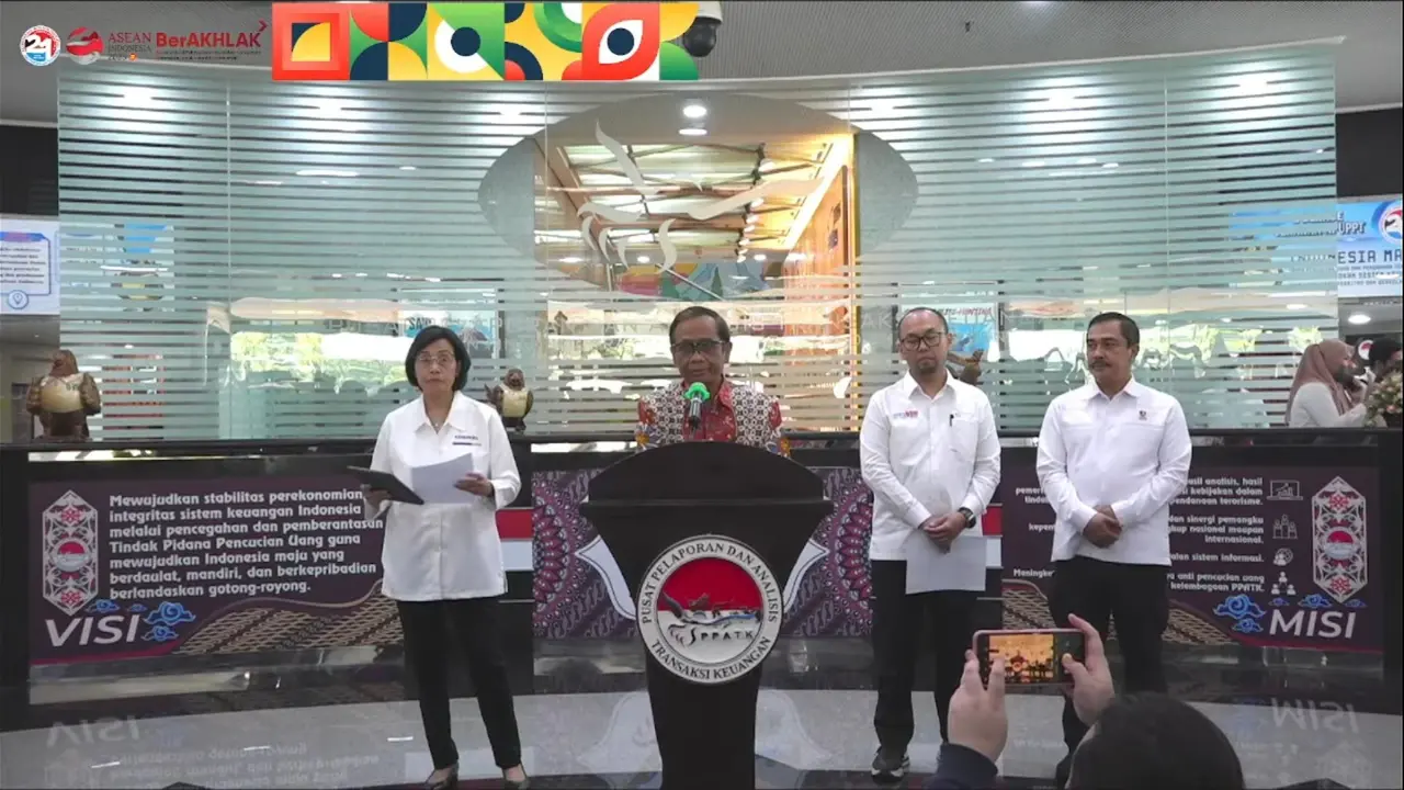 Konferensi Pers Komite Koordinasi Nasional Pencegahan dan Pemberantasan TPPU oleh Menko Polhukam Mahfud MD, Menkeu Sri Mulyani dan Ketua PPATK Ivan Yustiavandana, Senin (10/4/2023).