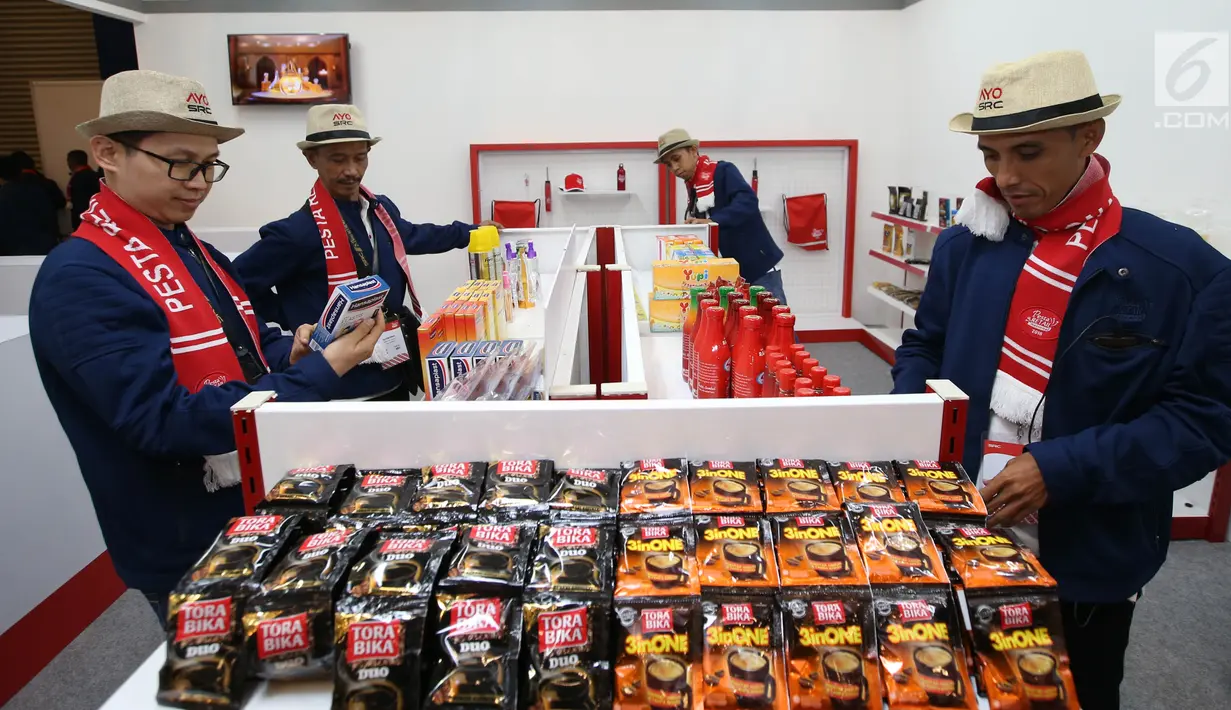 Peretail tradisional binaan Sampoerna melihat produk toko percontohan pada acara Pesta Retail Nasional 2018 di Serpong, Kamis (22/11). Sebanyak 48 toko percontohan memperlihatkan simulasi ekosistem komersial yang terintegrasi. (Liputan6.com/HO/Ading)