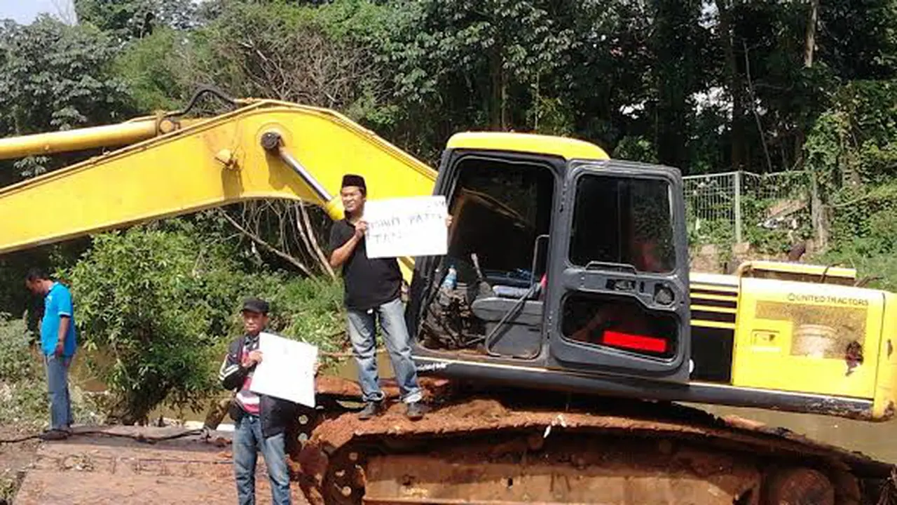 Lahannya Diserobot, Warga Condet Hentikan Normalisasi Ciliwung