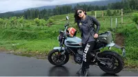 Nabila Putri dengan motor Ducati Scramblernya (instagram)