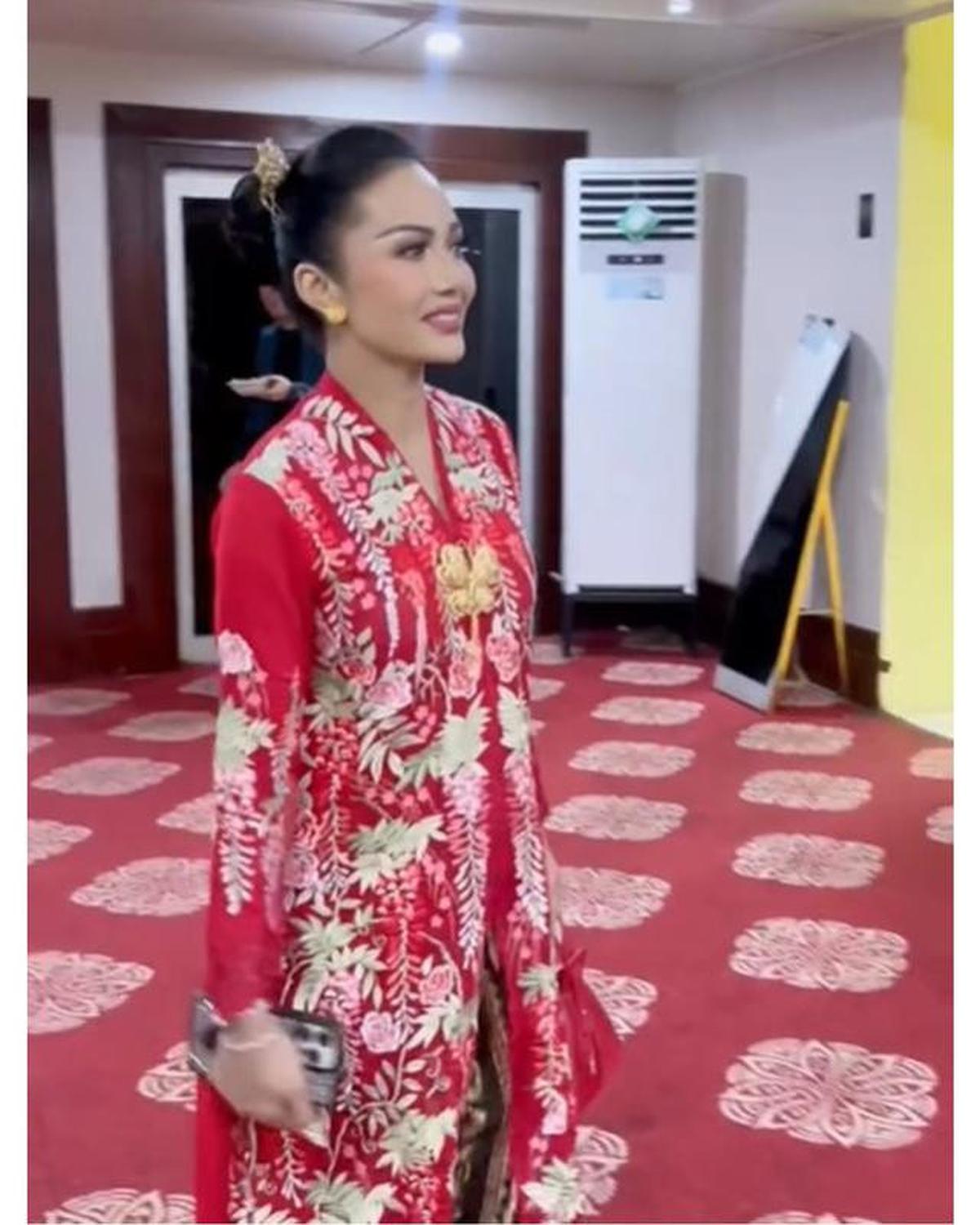 6 Potret Krisdayanti di Acara Hari Ibu Bersama Megawati, Anggun Berkebaya Panjang