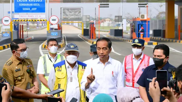 Menteri Badan Usaha Milik Negara (BUMN) Erick Thohir saat mendampingi Presiden Joko Widodo usai meresmikan Jalan Tol Cibitung-Cilincing di Gerbang Tol Gabus, Kabupaten Bekasi, Provinsi Jawa Barat, Selasa (20/9/2022). (Dok BUMN)