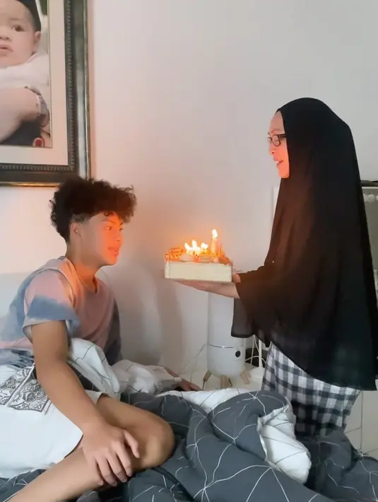 Setelah lama mendekam di Lapas Pondok Bambu Jakarta Timur, perempuan biasa disapa Angie itu bebas pada 3 Maret 2022 lalu. Kali ini, ia kembali bersama keluarganya. Termasuk memberikan kejutan ulang tahun pada putranya. [Instagram/angelinasondakh09]