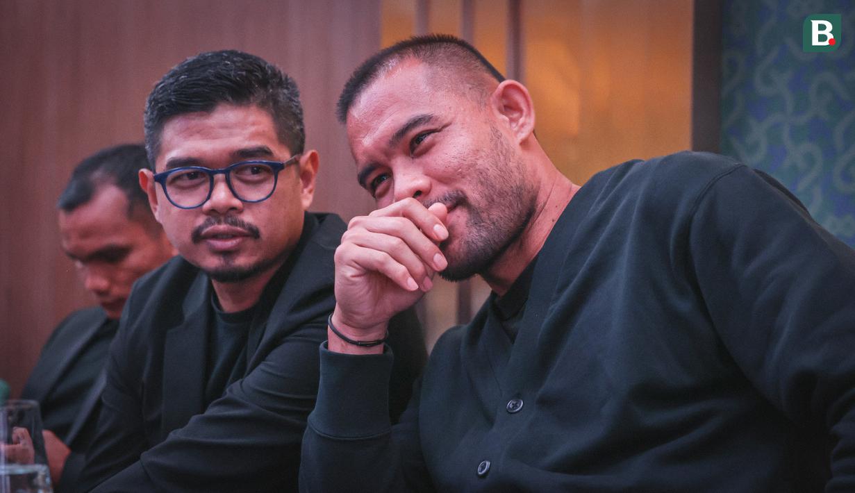 Bambang Pamungkas (kiri) dan Andritany Ardhiyasa sedang membicarakan sesuatu di dalam acara perayaan Hari Ulang Tahun Persija ke-96 di Trinity Tower, Jakarta, Kamis (28/11/2024). (Bola.com/Abdul Aziz)
