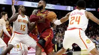 LeBron James gagal menghindarkan Cleveland Cavaliers dari kekalahan 115-117 kontra Atlanta Hawks pada gim ke-10 NBA 2017-2018. (AP Photo/Tony Dejak)