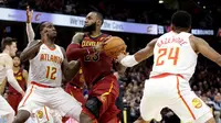 LeBron James gagal menghindarkan Cleveland Cavaliers dari kekalahan 115-117 kontra Atlanta Hawks pada gim ke-10 NBA 2017-2018. (AP Photo/Tony Dejak)