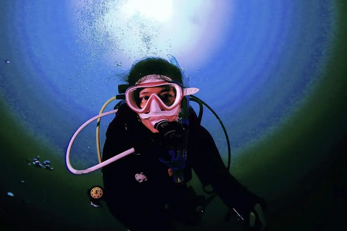 Turut Bersihkan Sampah, Ini 7 Potret Prilly Latuconsina Diving di Pulau Sangiang