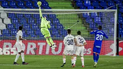 Penjaga gawang Real Madrid Thibaut Courtois melakukan penyelamatan saat melawan Getafe pada pertandingan Liga Spanyol di Stadion Alfonso Perez, Getafe, Spanyol, Minggu (18/42021). Pertandingan berakhir dengan skor 0-0. (AP Photo/Manu Fernandez)