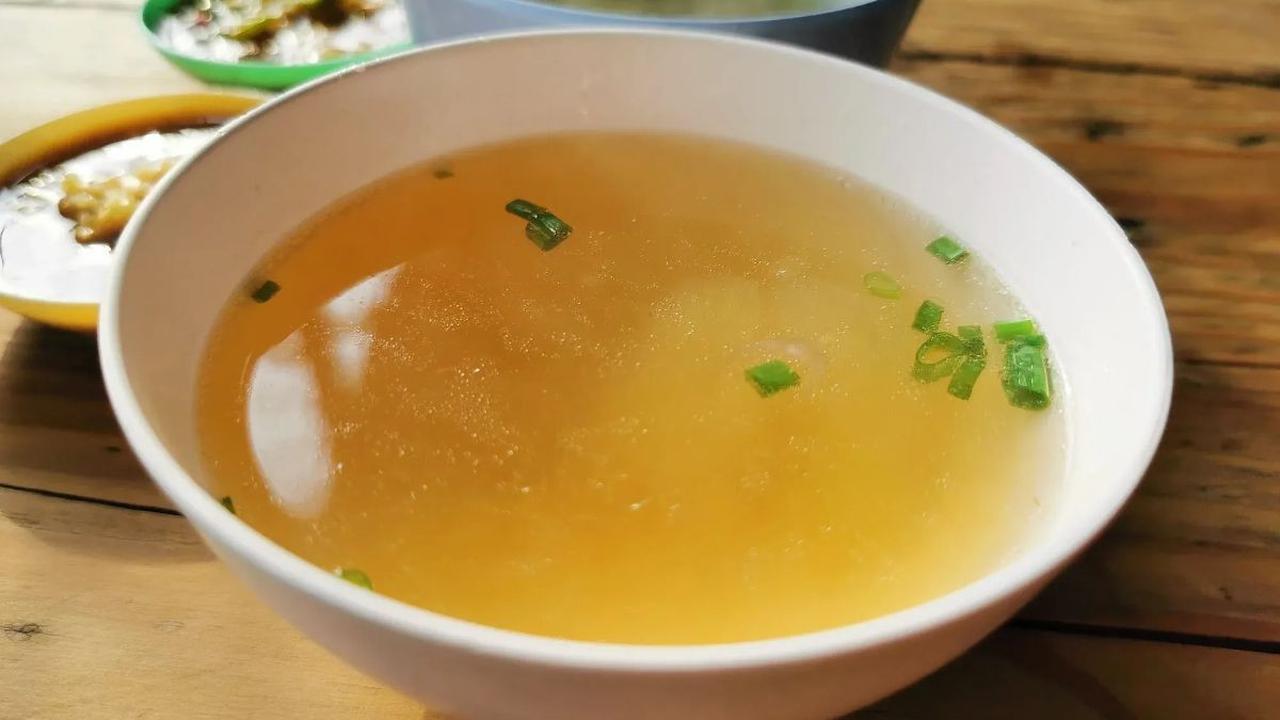 Air kaldu adalah bumbu yang sangat bagus untuk MPASI bayi karena selain memberikan rasa gurih, juga mengandung nutrisi penting untuk pertumbuhan anak.
