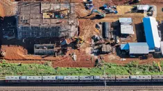 Rangkaian keret rel listrik (KRL) melintas di dekat proyek pembangunan Stasiun Jatake, Pagedangan, Kabupaten Tangerang, Banten, Selasa (9/7/2024). (merdeka.com/Arie Basuki)