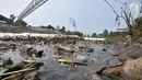 Kondisi Kali Bekasi yang tercemar limbah busa di kawasan Marga Jaya, Bekasi, Kamis (18/10). Selain limbah busa, air Kali Bekasi juga berubah menjadi hitam pekat dan dipenuhi sampah. (Merdeka.com/Iqbal S. Nugroho)