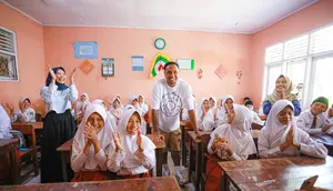 Bintang Fulham ke Indonesia, Gandeng Marc Klok Foundation Renovasi Sekolah Anak Pemulung di Bekasi