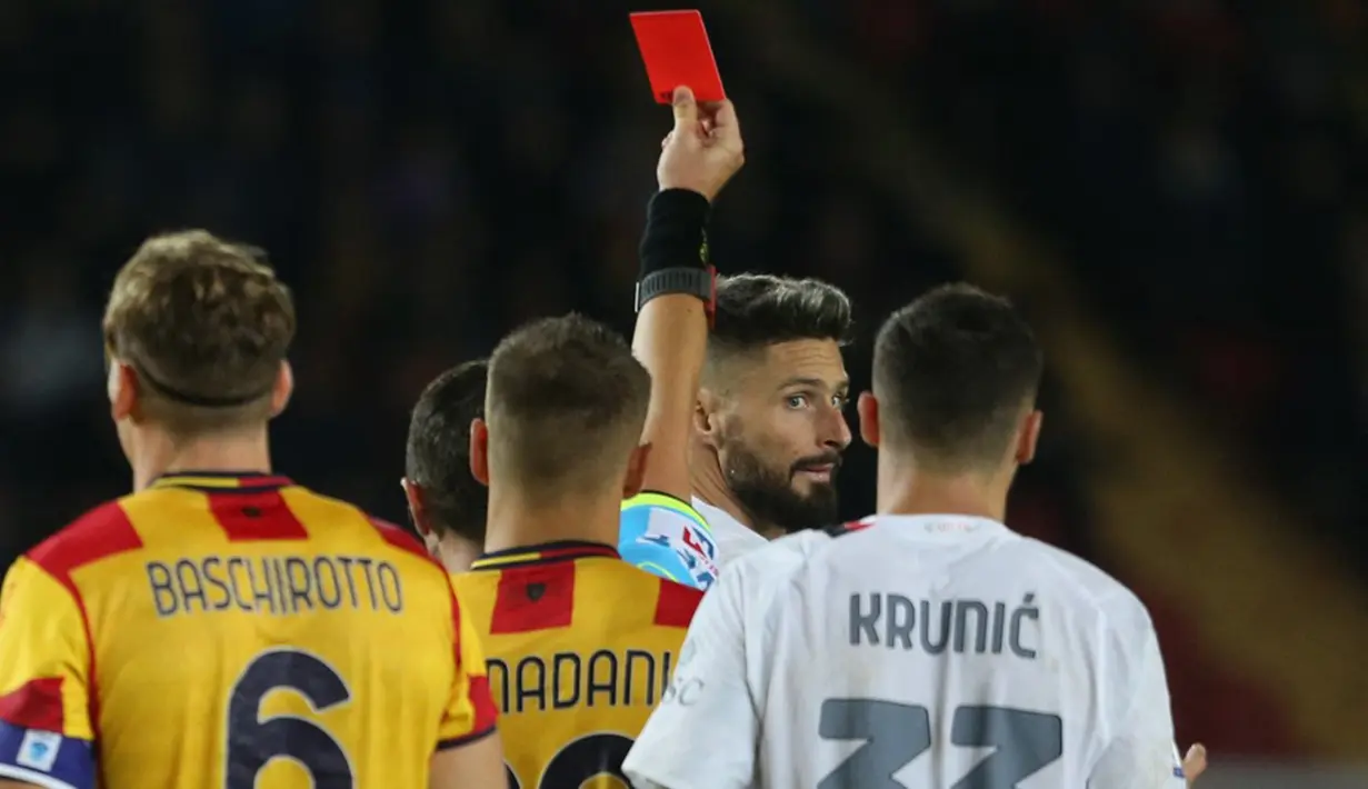 Pemain AC Milan Olivier Giroud menerima kartu merah saat melawan Lecce pada pertandingan sepak bola Serie A Liga Italia di Stadion Ettore Giardiniero, Lecce, Italia, Sabtu (11/11/2023). (Carlo Hermann/AFP)