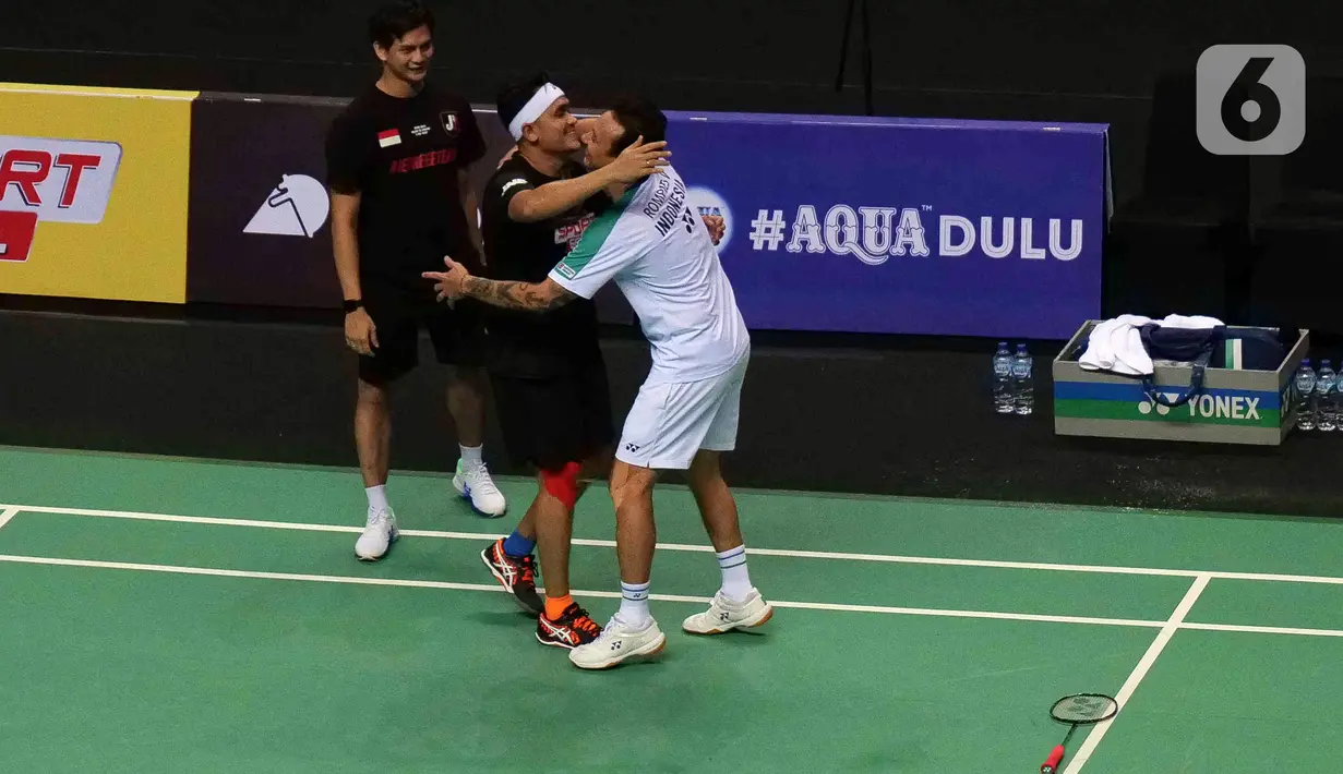 Vincent Rompies (kanan) memeluk Valentino Simanjuntak pada akhir acara Vindes Sport bertajuk Tepok Bulu 2022 di Mahaka Square, Jakarta, Minggu (3/7/2022). Vincent Rompies mengalahkan Valentino Simanjuntak dengan skor 21-12 dan 22-20. (Liputan6.com/Herman Zakharia)