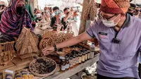 Menparekraf Sandiaga Uno melihat salah satu hasil kerajinan warga di Desa Wisata Maria di Kabupaten Bima Nusa Tenggara Barat (NTB) (Dok. Humas Kemenparekraf / Dewi Divianta)