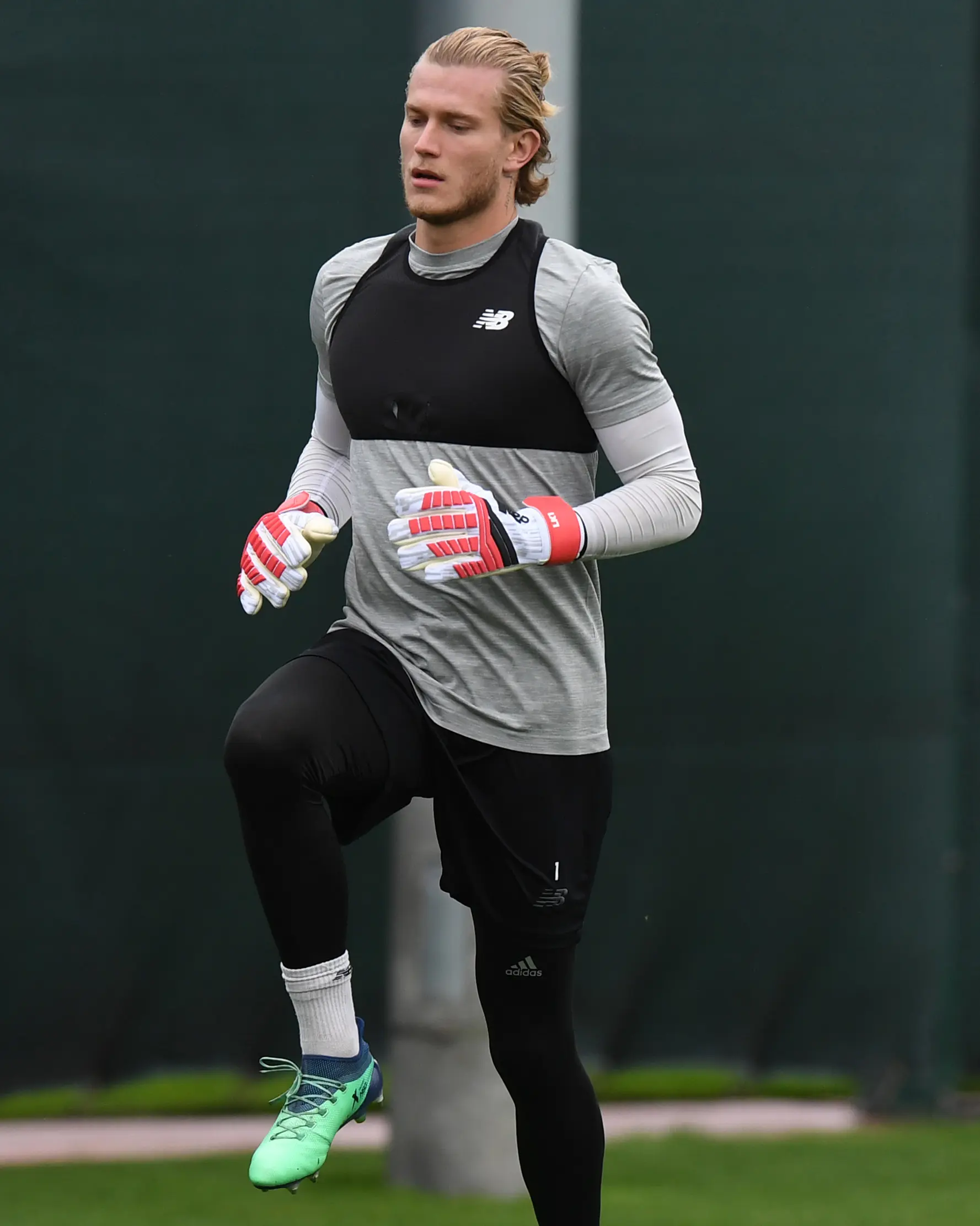 Kiper Liverpool, Loris Karius melakukan pemanasan saat menghadiri sesi pelatihan di kompleks pelatihan Melwood tim di Liverpool, Inggris barat laut, (23/4). Liverpool akan bertanding melawan wakil Italia, AS Roma di stadion Anfield. (AFP Photo/Paul Ellis)