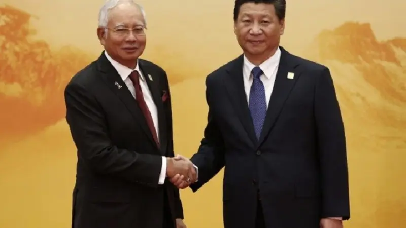 Perdana Menteri Malaysia, Najib Razak berjabat tangan dengan Presiden China, Xi Jinping 