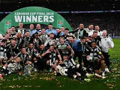 Para pemain Newcastle United merayakan gelar juara Piala Liga Inggris atau Carabao Cup 2025 usai mengalahkan Liverpool di Stadion Wembley, London pada 16 Maret 2025. (Glyn KIRK/AFP)