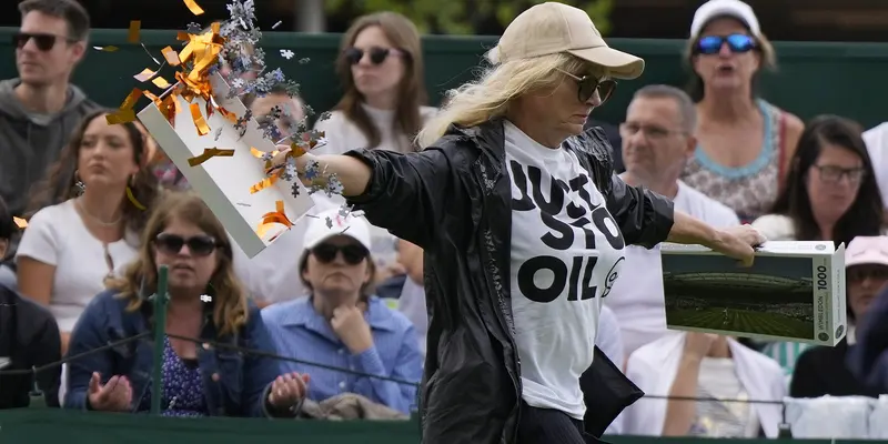 Just Stop Oil menyerbu lapangan Wimbledon dengan confetti oranye