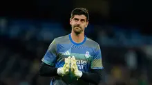 Thibaut Courtois melakukan pemanasan sebelum duel Manchester City vs Real Madrid di leg kedua 16 besar Liga Champions 2035/2026, Rabu (18/3/2026). (AP Photo/Dave Thompson)