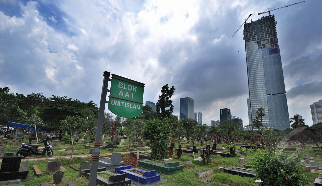 Suasana tempat pemakaman umum (TPU) Menteng Pulo, Jakarta, (15/3/2015). Rencananya, tahun ini ribuan makam di Jakarta akan ditata dengan cara plakatisasi guna penambahan ruang terbuka hijau (RTH) sebagai daerah resapan air. (Liputan6.com/Faizal Fanani)