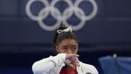 Pesenam Amerika Serikat, Simone Biles merupakan peraih gelar juara dunia lima kali berturut-turut dari tahun 2011 hingga 2019 serta peraih medali emas Olimpiade London dan Rio. Ia memilih mengundurkan diri pada Olimpiade Tokyo 2020 dengan alasan untuk kesehatan mentalnya. (Foto: AP/Ashley Landis)