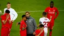 Pelatih Liverpool, Jurgen Klopp memberi semangat para pemain Liverpool usai pertandingan melawan Sevilla pada final liga Europa di Basel, Swiss (19/5). Liverpool kalah dari Sevilla dengan skor memalukan 3-1. REUTERS / Arnd Wiegmann)