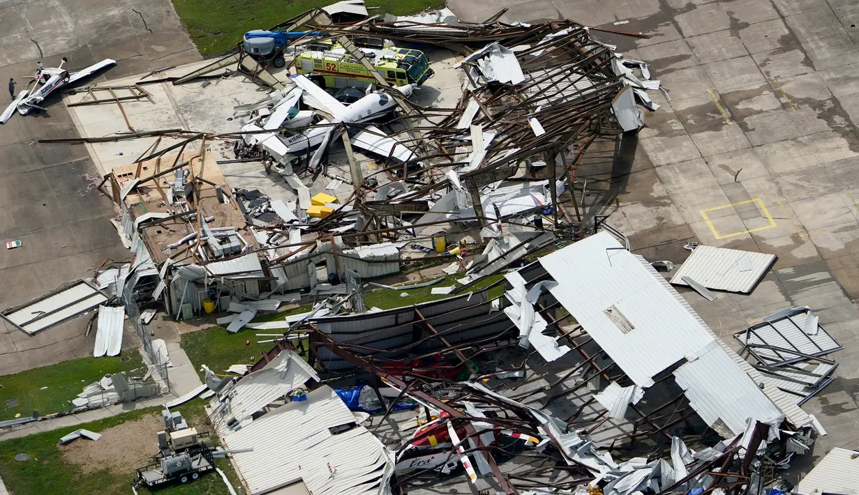 Hanggar pesawat hancur setelah badai Laura menerjang daerah dekat kota pesisir Lake Charles, Louisiana, Amerika Serikat, Kamis (27/8/2020). Laura merupakan badai tingkat empat yang masuk kategori monster. (AP Photo/David J. Phillip)