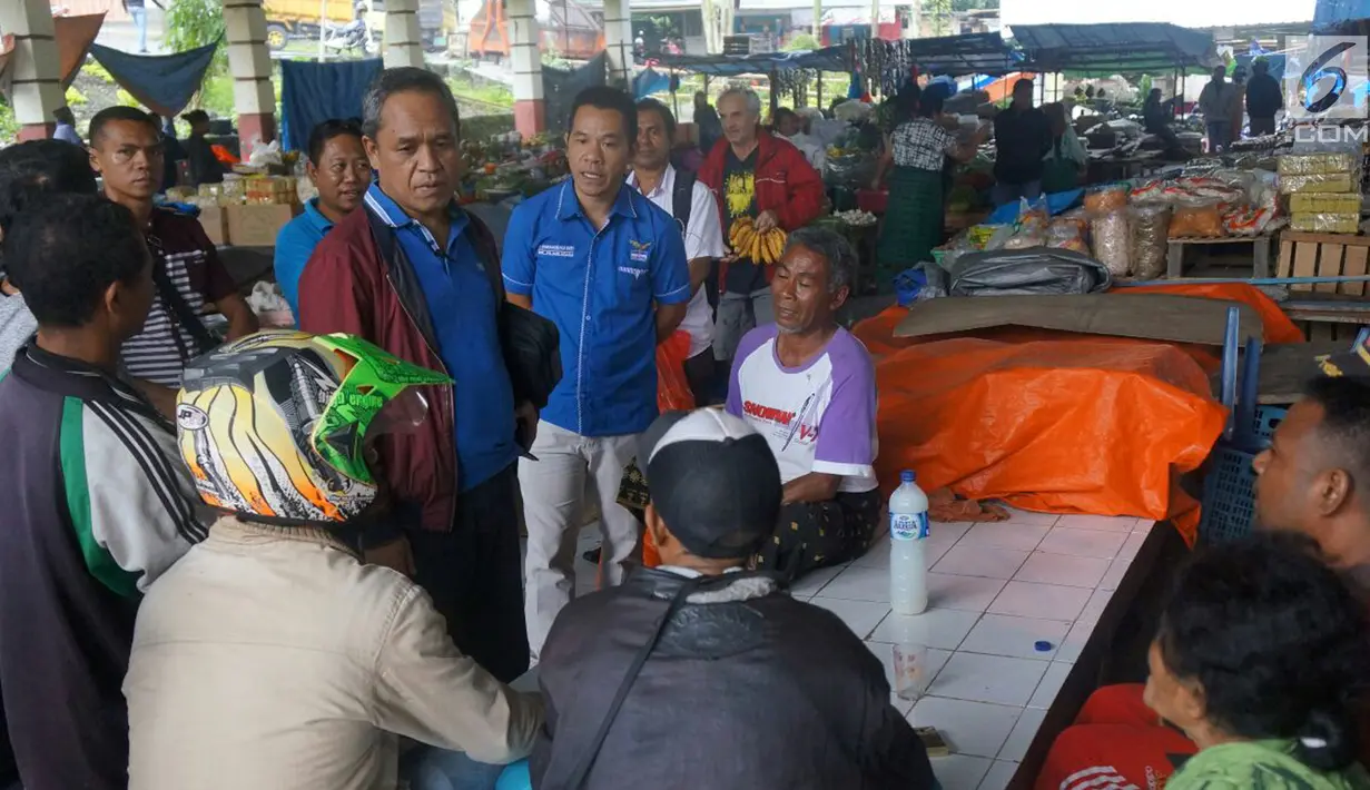 Cagub Nusa Tenggara Timur (NTT),  Benny K Harman saat berdialog dengan warga di Watu Koa, Kecamatan Bajawa, Kabupaten Ngada, NTT, Kamis (22/2). Menurut Benny, masyarakat harus percaya pada penegak hukum terkait kasus Bupati Ngada. (Liputan6.com/Pool/Dodi)