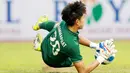 Kiper Thailand U-19, Chommaphat Boonloet, berusaha menghadang tendangan pemain Vietnam U-19 pada laga perebutan tempat ketiga Piala AFF U-19 2022 di Stadion Patriot Chandrabhaga, Bekasi, Jumat (15/7/2022). (Bola.com/Bagaskara Lazuardi)