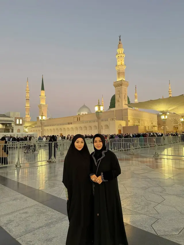 7 Potret Nikita Willy Umrah Awal Tahun, Tampil Sederhana Bareng Suami dan Ibu