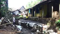 Tanah ambles mengancam rumah warga di RT 4 RW 2 Desa Tugu, Tulungagung, Jawa Timur (Liputan6.com/Zainul Arifin)