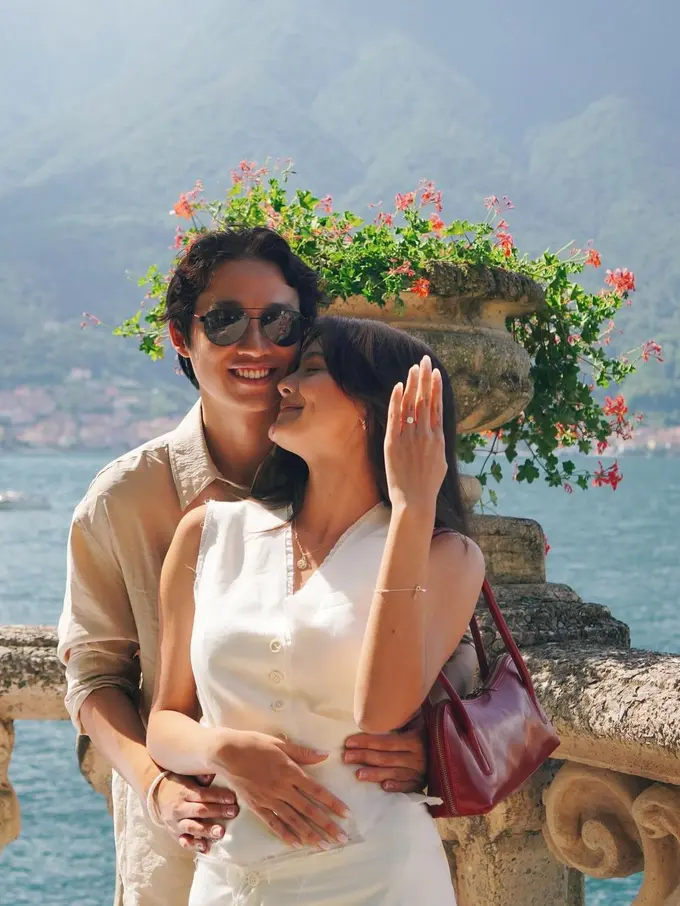 Potret Cantik Tapi Simple Amanda Rawless Dilamar di Pinggir Danau Como dengan Outfit Serba Putih