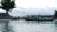 Nelayan di Kepulauan Seribu menjemput anak sekolah.