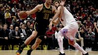 Center Los Angeles Lakers Brook Lopez (kiri) berusaha melewati penggawa Chicago Bulls Nikola Mirotic pada laga NBA di United Center, Jumat (26/1/2018) atau Sabtu (27/1/2018) WIB. (AP Photo/Matt Marton)