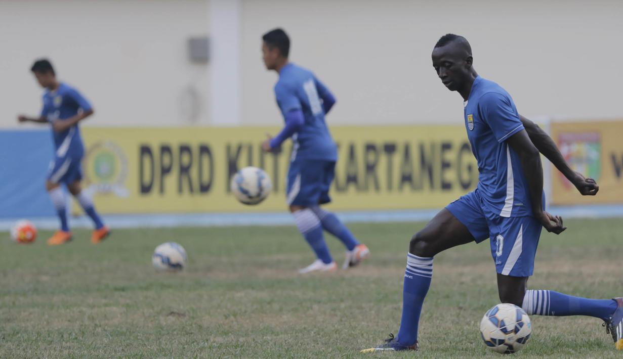 Pemain Persib, Makan Konate mengontrol bola saat latihan jelang semi final Piala Presiden melawan Mitra Kukar di Stadion Aji Imbut, Tenggarong, Kaltim, Sabtu (3/10/2015). (Bola.com/Vitalis Yogi Trisna)