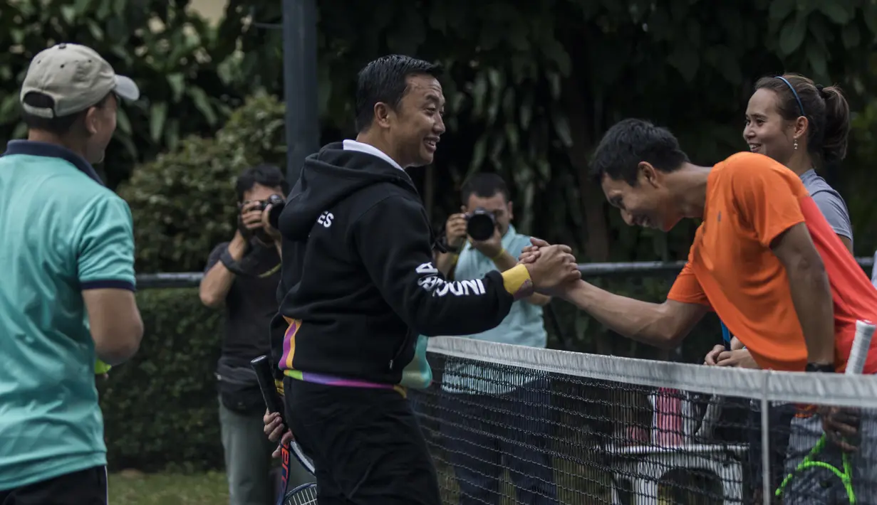 Menpora Imam Nahrawi menyapa petenis Indonesia saat latihan di Hotel Sultan, Jakarta, Kamis (24/5/2018). Menpora datang memantau persiapan pelatnas tenis jelang Asian Games 2018. (Bola.com/Vitalis Yogi Trisna)
