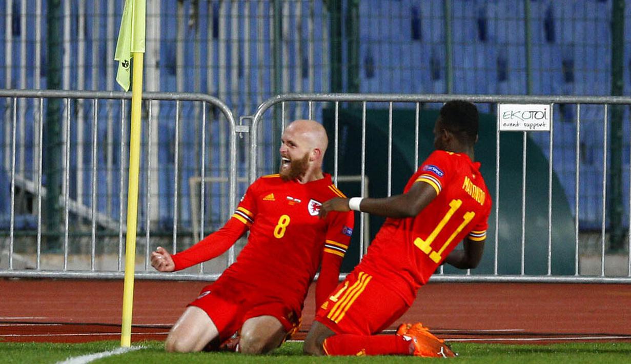 Pemain Wales, Jonny Williams, melakukan selebrasi usai mencetak gol ke gawang Bulgaria pada laga UEFA Nations League di Stadion Vassil Levski, Kamis (15/10/2020). Wales menang dengan skor 1-0. (AP Photo/Anton Uzunov)