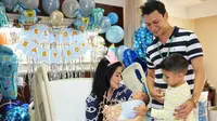 Di penghujung tahun 2017 ini menjadi momen yang sangat berharga untuk Titi Kamal dan Christian Sugiono yang dikaruniai anak ke-2 pada 5 Desember 2017. Uniknya, bayi laki-laki ini lahir satu hari sebelum hari ulang tahun Titi. (Instagram/titi_kamall)