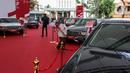 Suasana Pameran Mobil Kepresidenan yang digelar oleh Kementerian Sekretariat Negara (Kemensetneg) di Gedung Sarinah, Jakarta Pusat, Kamis (18/8/2022). Pameran dalam rangka Hari Ulang Tahun ke-77 Kemerdekaan Republik Indonesia ini digelar hingga 22 Agustus mendatang dan memamerkan mobil kepresidenan dari Era Presiden Soekarno hingga Presiden Joko Widodo. (Liputan6.com/Johan Tallo)