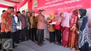 Gubernur BI Agus Martowardojo berjabat tangan dengan warga saat peresmian pilot project penyaluran bantuan sosial melalui Kartu Keluarga Sejahtera (KKS), Jakarta, Kamis (18/08). (Liputan6.com/Angga Yuniar)