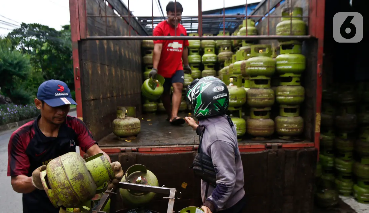 Pekerja saat melakukan penurunan elpiji 3 kilogram di Jakarta, Kamis (5/3/2020). Pemerintah berencana mengembangkan jaringan gas (jargas) atau citygas guna menambal beban fiskal akibat subsidi elpiji 3 kilogram. (Liputan6.com/Johan Tallo)