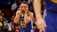 Pemain Golden State Warrirors, Stephen Curry melakukan selebrasi setelah mencetak three poin pada laga lanjutan NBA 2023/2024 antara Houston Rockets melawan Golden State Warriors di Toyota Center, Houston, Texas, 29 Oktober 2023 waktu setempat. (AFP/Getty Images/Tim Warner)