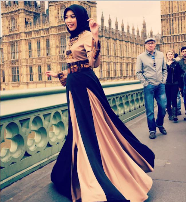 Tampil Modern dengan Busana Muslim Bermotif Batik  Betawi  