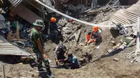Tim gabungan masih terus berupaya mencari dan mengevakuasi para korban. (ARNOLD WELIANTO/AFP)