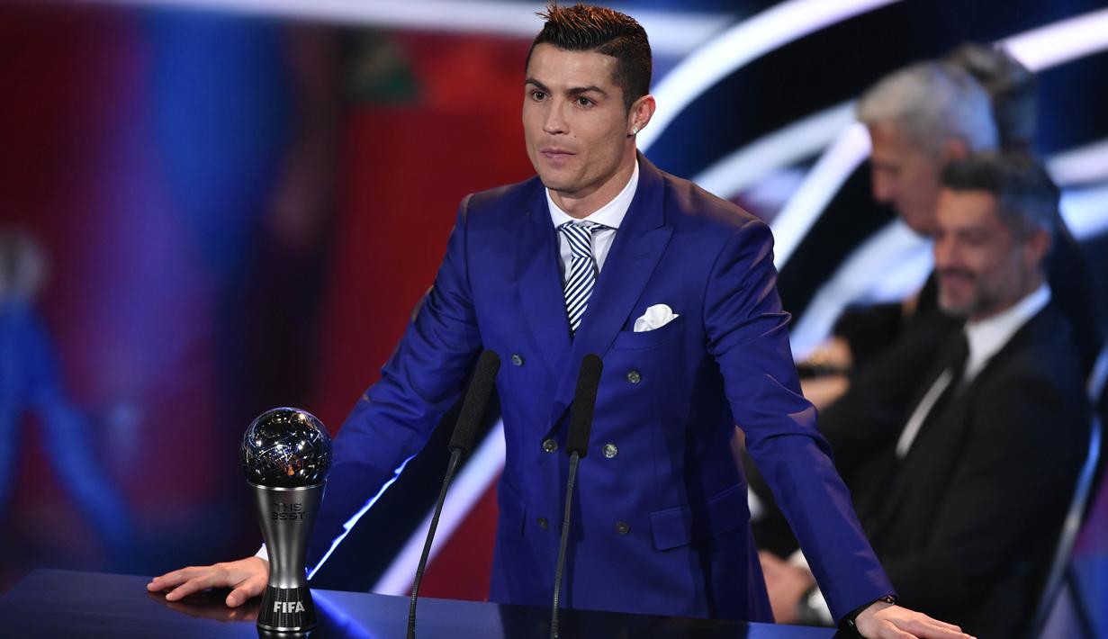 Cristiano Ronaldo memberikan pidato usai menerima The Best FIFA Men's Player of 2016 Award pada ajang The Best FIFA Football Awards 2016  di Zurich, (9/1/2017). (AFP/Fabrice Coffrini)