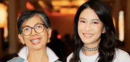 Dian Sastrowardoyo mengunggah potret bersama sang ibunda yang tampil masih stylish. Keduanya kompak mengenakan pakaian serba putih. [@therealdisastr]