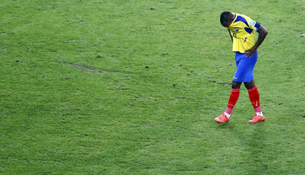 Walter Ayovi (Ekuador), menutupi wajahnya usai bermain imbang kontra Perancis dan gagal membawa Ekuador lolos ke babak 16 besar Piala Dunia 2014, Brasil, (26/6/2014). (REUTERS/Ricardo Moraes)