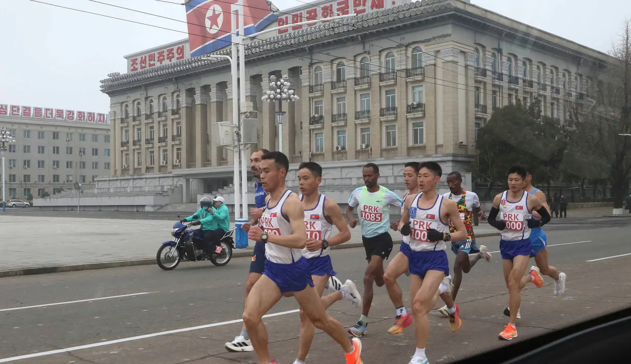 Sejumlah pelari mengikuti ajang Pyongyang International Marathon 2025 di Pyongyang, Korea Utara, Sabtu (06/04/2025). (AP Photo/Cha Song Ho)