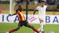 Pemain Esperance de Tunis, Elias Mokwana (kiri), berebut bola dengan gelandang Chelsea, Enzo Fernandez, dalam pertandingan Grup D Piala Dunia Antarklub di Philadelphia,&nbsp;Rabu (25/6/2025). (AP Photo/Matt Slocum)